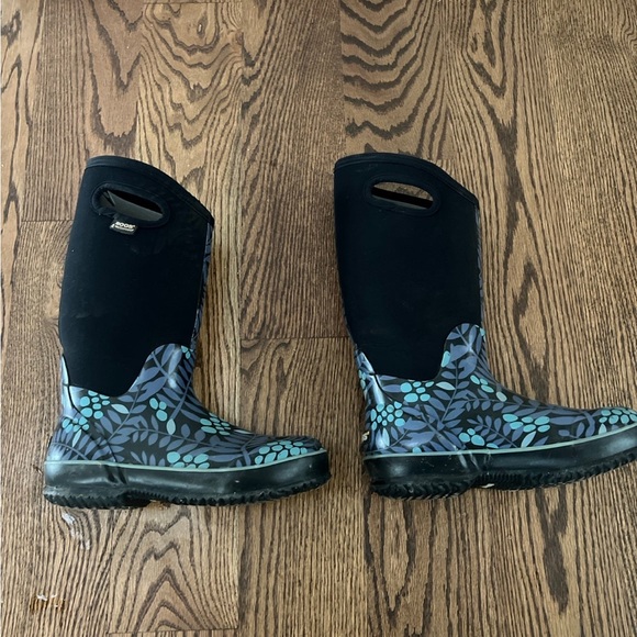 Size 8 women’s bogs boots - Picture 2 of 5
